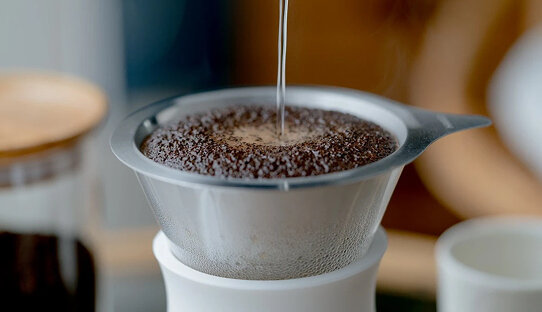 Hario Filterkaffee-Karaffe | Metallfilter + Glaskanne + weisse Manschette | Glass Coffee Maker | 400 ml | Teilweise Made in Japan