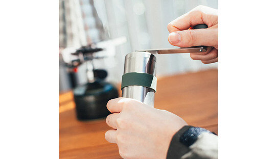 Hario Edelstahl Hand-Kaffeemühle | für unterwegs | V60 Metal Coffee Mill